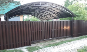 Забор из металлоштакетника для участка